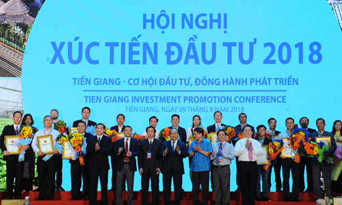 Thủ tướng Chính phủ Nguyễn Xuân Phúc chụp ảnh lưu niệm với lãnh đạo tỉnh Tiền Giang và các doanh nghiệp.