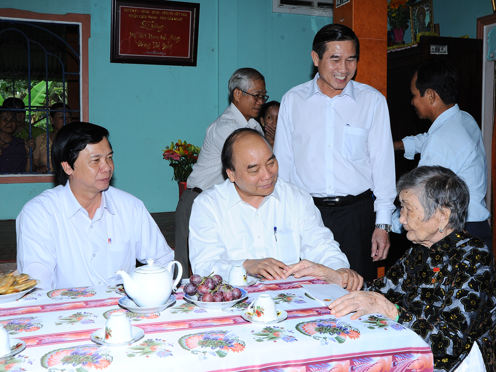 Thủ tướng Chính phủ Nguyễn Xuân Phúc thăm Bà mẹ Việt Nam Anh hùng Đặng Thị Bảy.