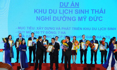 Lãnh đạo tỉnh trao Giấy chứng nhận đầu tư cho các doanh nghiệp.