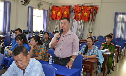 Cử tri phường 2 phát biểu ý kiến tại buổi tiếp xúc cử tri