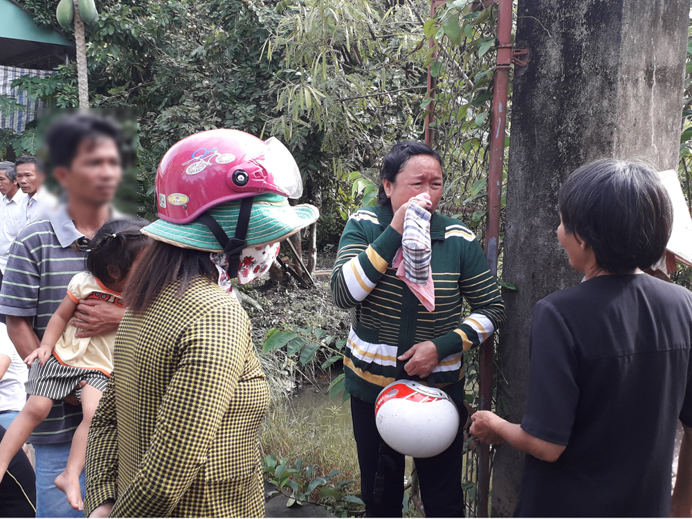 Người thân các nạn nhân bàng hoàng trước vụ việc.