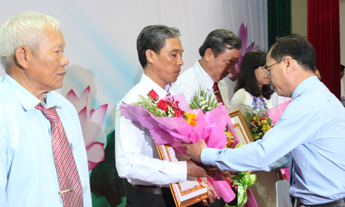 Đồng chí Nguyễn Minh Phụng nhận Bằng khen của Tỉnh ủy vì có thành tích xuất sắc qua 2 năm thực hiện Chỉ thị 05 của Bộ Chính trị.       Ảnh: PHƯƠNG MAI