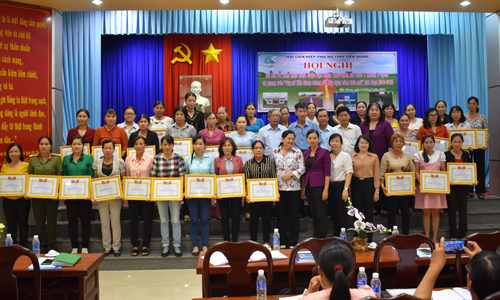 Trao bằng khen cho các tập thể, cá nhân