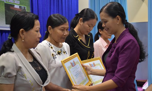 Đồng chí Nguyễn Thị Kim Phượng, Chủ tịch Hội LHPN tỉnh trao bằng khen cho các tập thể