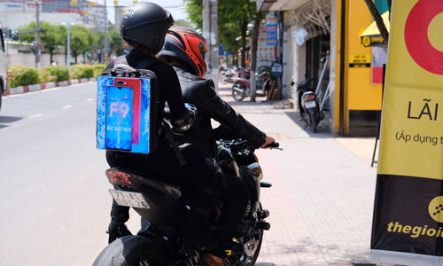 Cặp đôi trên chiếc Z800 bóng loáng