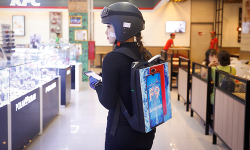 Hình ảnh của OPPO F9 trên balo của cô gái.