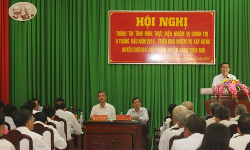 Chủ tịch UBND tỉnh Lê Văn Hưởng phát biểu tại hội nghị.