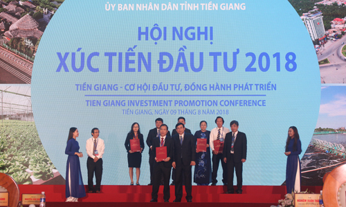 Cam kết hỗ trợ tín dụng giữa ngân hàng và doanh nghiệp tại Hội nghị XTĐT vừa qua.                                     Ảnh: MINH THÀNH