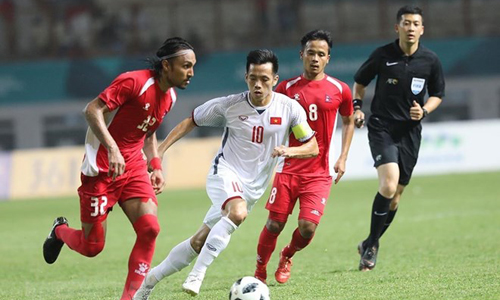 Pha tranh bóng của cầu thủ Olympic Việt Nam (áo trắng) và Olympic Nepal. (Ảnh: Hoàng Linh/TTXVN)