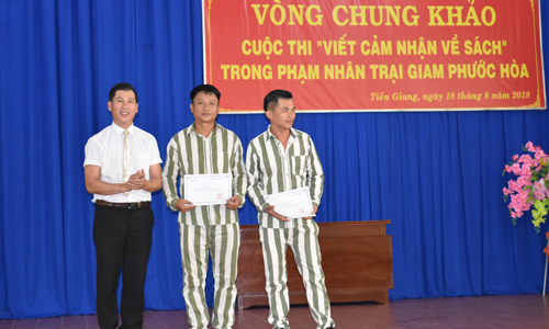 Trao giải ba phần thi tiểu phẩm cho các đội
