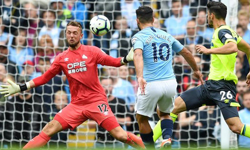 Sergio Aguero ghi bàn thắng đẳng cấp khi bấm bóng qua đầu thủ thành Hamer.