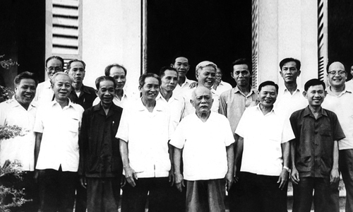 Chủ tịch nước Tôn Đức Thắng chụp ảnh lưu niệm cùng Ban Thường vụ Tỉnh ủy trong lần về thăm Tiền Giang.                                                                                                                                                                  Ảnh: TRẦN BIỂU