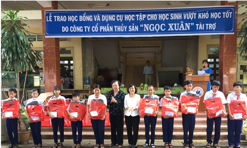 Trao học bổng cho học sinh tại Trường THPT Lê Văn Phẩm, TX. Cai Lậy. 