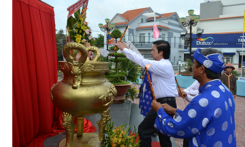 Ủy viên BCH Trung ương Đảng, Bí thư Tỉnh ủy, Chủ tịch HĐND tỉnh, Nguyễn Văn Danh thắp hương tại Tượng đài AHDT Trương Định