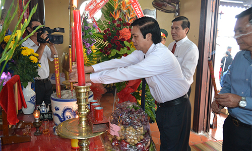 Đoàn đại biểu cán bộ lãnh đạo  tỉnh Tiền Giang đến viếng, đặt tràng hoa và thắp hương tưởng niệm tại Đền thờ Trương Định, xã Gia Thuận, huyện Gò Công Đông