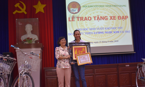 Hội Khuyến học trao thư cảm ơn cho Qũy từ thiện 