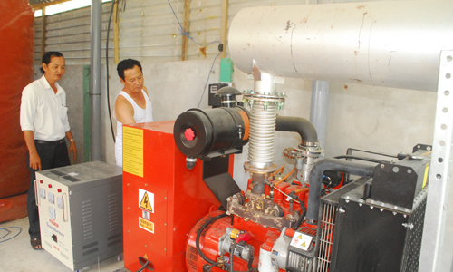 Vận hành máy phát điện chạy bằng khí gas.