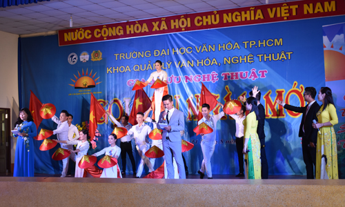 Tiết mục ca múa trong chương trình