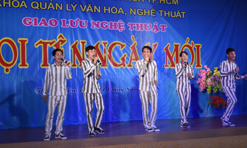 Tiết mục tốp ca của phạm nhân trại giam Phước Hòa