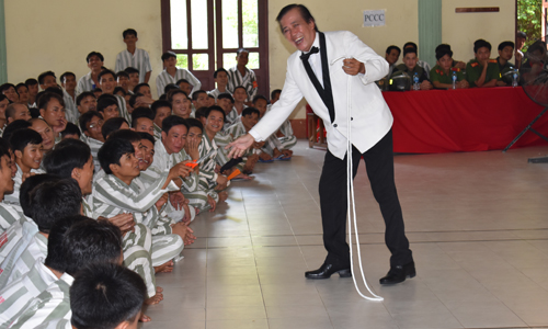 Tiết mục ảo thuật tạo sự hấp dẫn cho phạm nhân