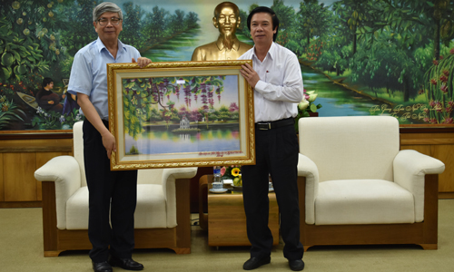 Chủ tịch Liên hiệp Hội Việt Nam tặng tranh lưu niệm cho Tỉnh ủy Tiền Giang
