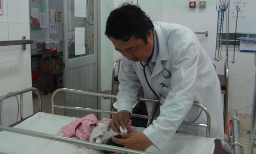 Bác sĩ Đức đang kiểm tra sức khỏe của bệnh nhân Tiền.