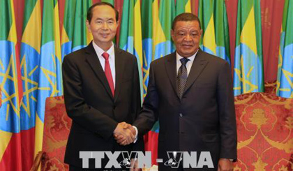 Chủ tịch nước Trần Đại Quang và Tổng thống Mulatu Teshome bắt tay trước hội đàm hẹp.