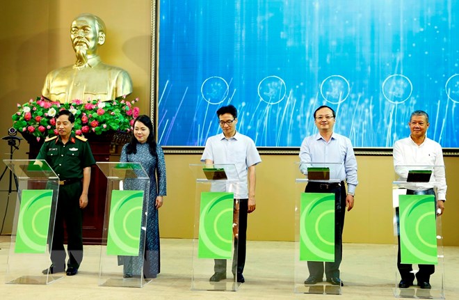 Phó Thủ tướng Chính phủ Vũ Đức Đam cùng các đại biểu bấm nút kết nối các nhà thuốc