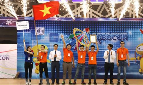 Phó Thủ tướng Chính phủ Vũ Đức Đam trao giải nhất cho đội Việt Nam 2. (Ảnh: Ninh Đức Phương/TTXVN)