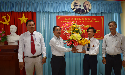 Tặng hoa chúc mừng đồng chí Trần Văn Tấn
