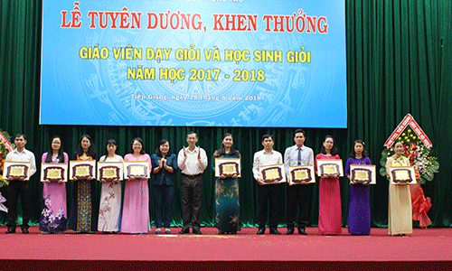 Tặng thưởng cho các giáo viên dạy giỏi năm học 2017-2018. 