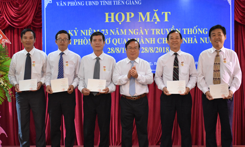 Đồng chí Phạm Anh Tuấn phát biểu tại buổi họp mặt và trao kỷ niệm chương 
