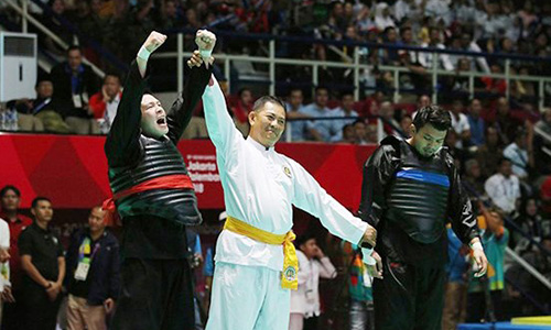 Nguyễn Văn Trí (trái) giành HCV đối kháng đầu tiên cho pencak silat Việt Nam. Ảnh: DŨNG PHƯƠNG