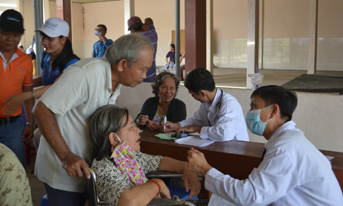 Đau nhức xương, khớp là chứng bệnh thường gặp làm ảnh hưởng lớn  tới sức khỏe và sinh hoạt của người cao tuổi. 		         Ảnh: HẠNH NGA