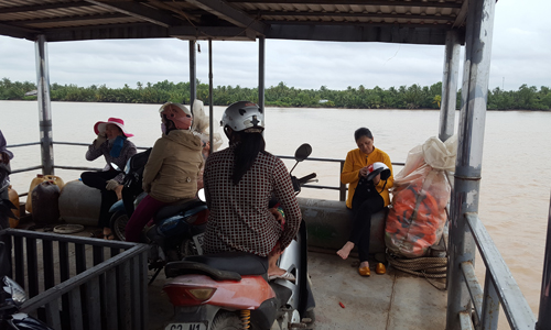 Áo phao được... gói kỹ trên phà Cả Chốt (huyện Tân Phú Đông) và hành khách cũng không mặc; trong khi việc mặc áo phao là để bảo vệ tính mạng của mình.