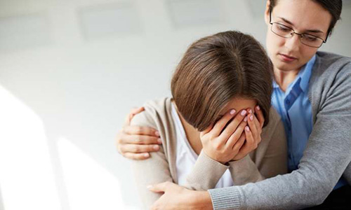Chia sẻ tâm tư với người đáng tin cậy là cách hữu hiệu để kiểm soát chứng rối loạn lo âu. Ảnh: Anxiety Report