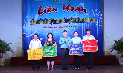 Ban tổ chức trao giải cho các cụm thi