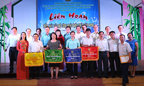Các đội thi chụp ảnh lưu niệm cùng với Ban tổ chức