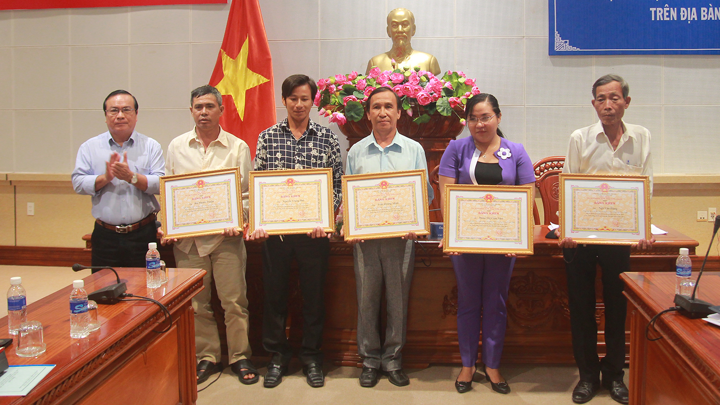 Phó Chủ tịch UBND tỉnh Tiền Giang Phạm Anh Tuấn trao bằng khen cho các cá nhân có thành tích xuất sắc.