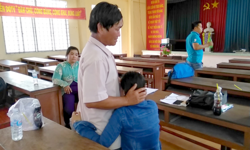 Người cha vui mừng được gặp lại con. Ảnh: Đức Thịnh