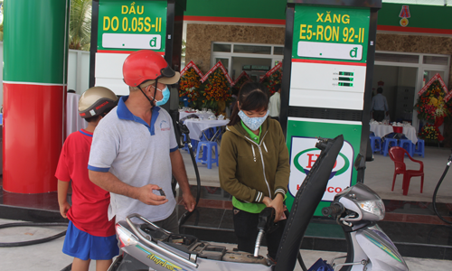 Người dân đến đổ xăng tại Cửa hàng xăng dầu số 32 của Hồng Đức Petro.