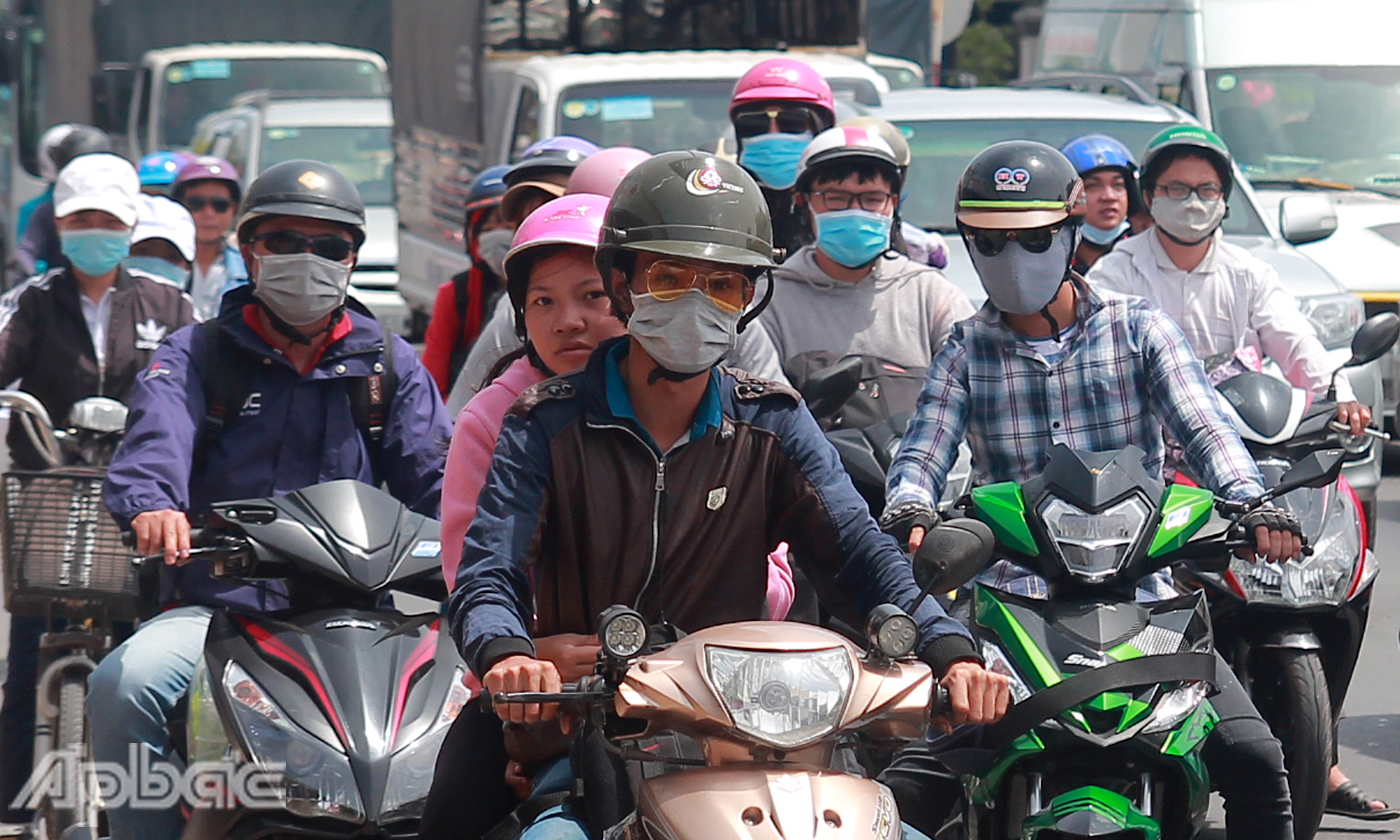 Nhiều người mệt mỏi vì trời nắng gắt.
