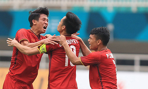 Bàn gỡ hòa của Văn Quyết giúp Olympic Việt Nam lấy lại niềm tin - Ảnh: Đức Cường