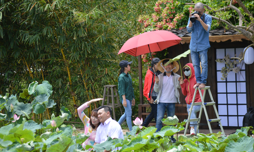 Nhiều cặp vợ chồng tranh thủ ngày nghỉ lễ để đến chụp ảnh cưới tại Ao sen Gò Me (xã Phước Thạnh, TP. Mỹ Tho).