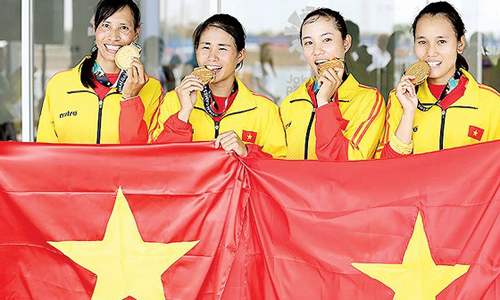 Lương Thị Thảo (thứ 2 từ phải qua)