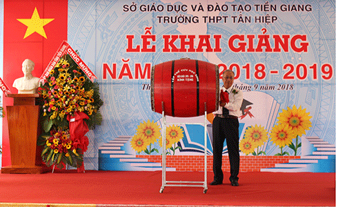 Hiệu trưởng đánh trống khai giảng năm học mới 