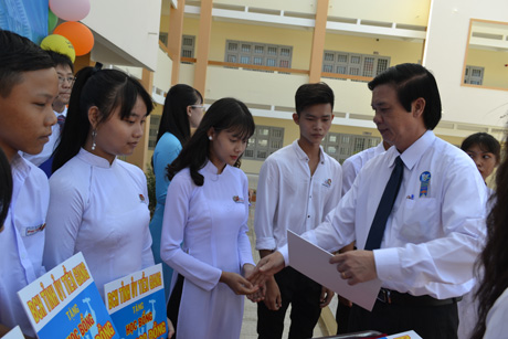 Ủy viên BCH Trung ương Đảng, Bí thư Tỉnh ủy, Chủ tịch HĐND tỉnh Nguyễn Văn Danh dự Lễ Khai giảng và trao học bổng cho học sinh tại Trường THCS&THPT Phú Thạnh (huyện Tân Phú Đông). (Ảnh: Thu Hoài).