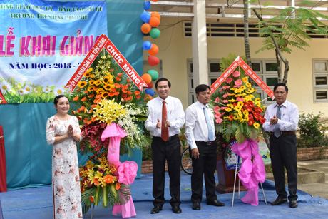Phó Bí thư Tỉnh ủy, Chủ tịch UBND tỉnh Lê Văn Hưởng dự Lễ Khai giảng và trao học bổng cho học sinh tại Trường THCS Hậu Mỹ Phú (huyện Cái Bè). (Ảnh: Phương Mai).