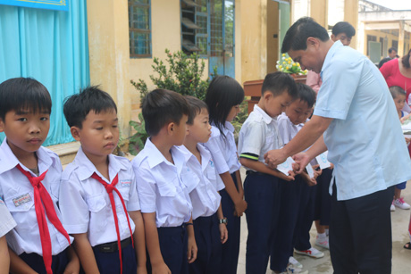Trưởng Ban Tổ chức Tỉnh ủy Nguyễn Văn Nhã dự Lễ Khai giảng và trao học bổng cho học sinh tại Trường Tiểu học Mỹ Thành Bắc 2 (huyện Cai Lậy). (Ảnh: Cao Thắng).