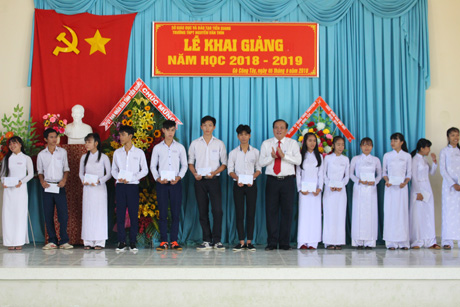 Phó Chủ tịch UBND tỉnh Lê Văn Nghĩa dự Lễ Khai giảng và trao học bổng cho học sinh tại Trường THPT Nguyễn Văn Thìn (huyện Gò Công Tây). Ảnh: Phi Công